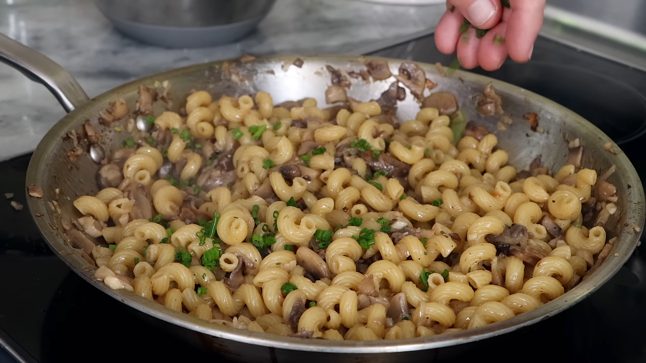 Stop cooking pasta in water because this method makes it richer and ...