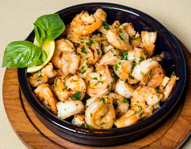 Cómo hacer camarones al ajillo con chile guajillo con la receta y consejos del chef Oropeza