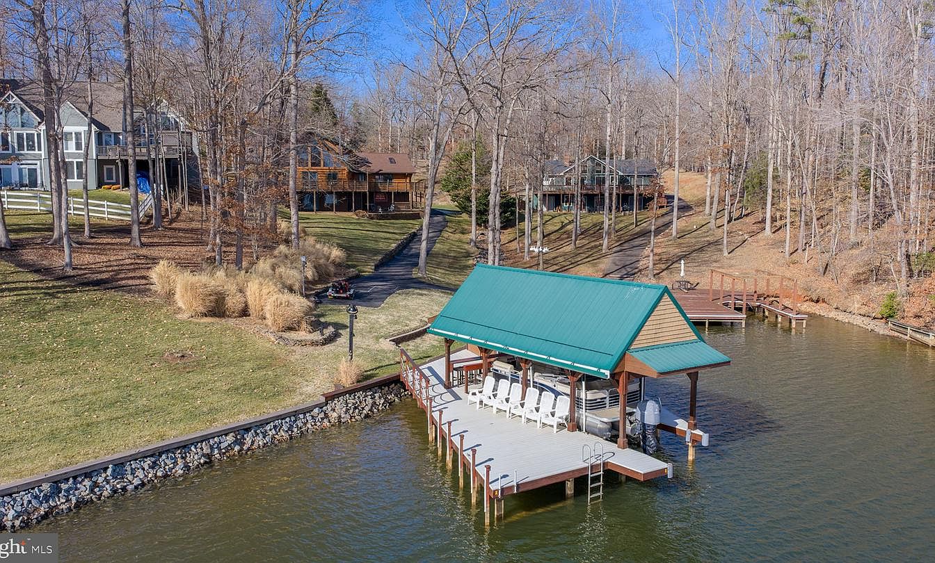 Luxurious 1995 log home in Mineral, Virginia with hand-hewn Montana ...