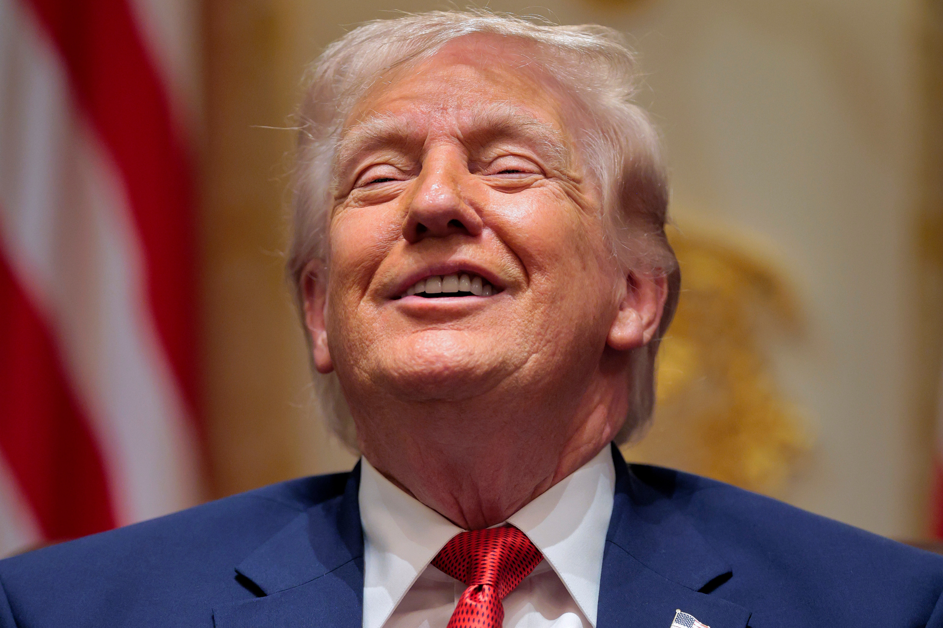 Trump gets good news on economy as approval rating plunges<br>