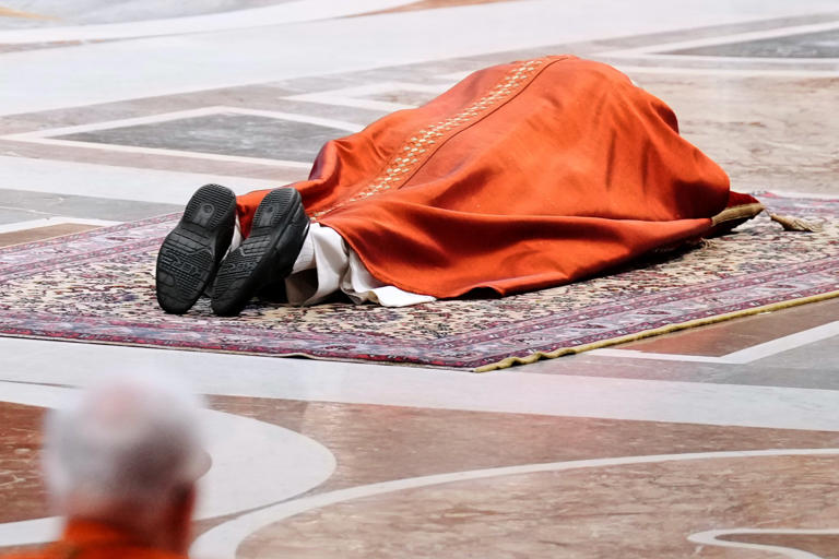 Pope revives decades-gone tradition on first Good Friday as pontiff