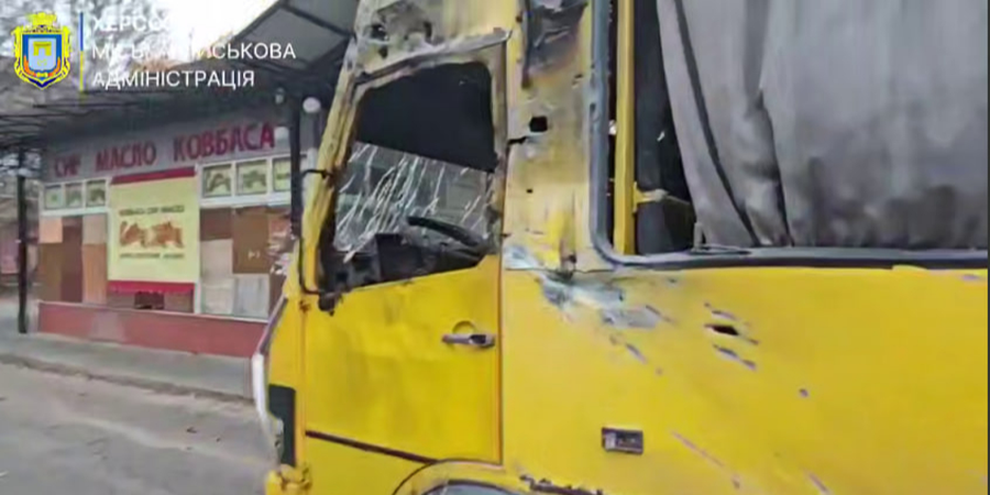 Seven civilians injured after Russian drone attack on minibus in Kherson<br>