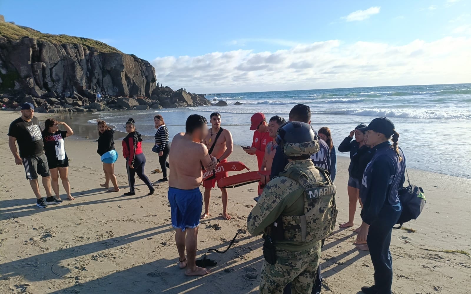 Rescatan a hombre a punto de ahogarse en playa La Misión