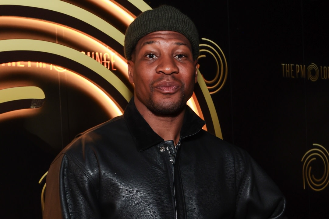 Jonathan Majors falls through window on movie set, crew is on strike<br><br>