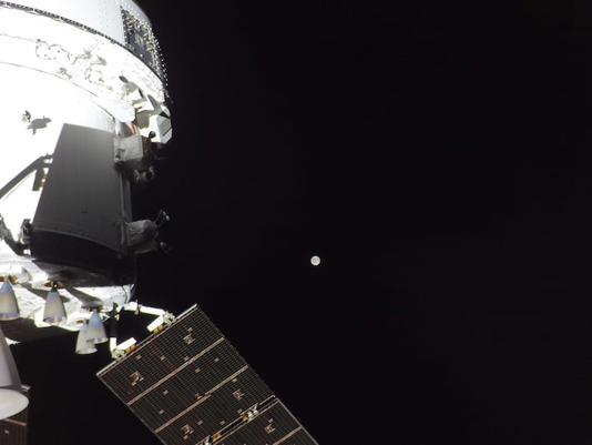 Vista da Lua da cápsula da missão Artemis II quando os astronautas alcançaram metade do caminho até o satélite. Foto: Reprodução/X/@NASAArtemis