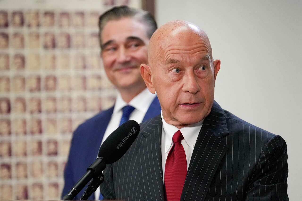 Mayor Whitmire reverses course on Houston ICE policy after Greg Abbott ...