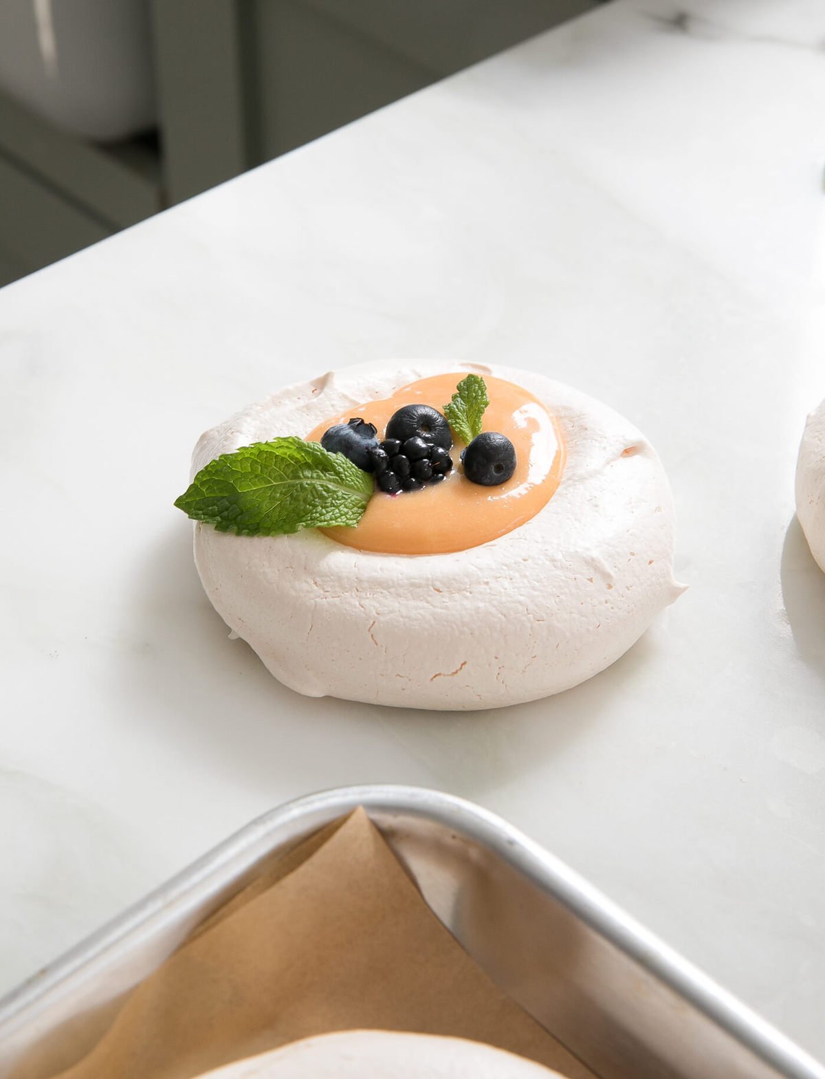 Cloud-like pavlovas with lemon curd