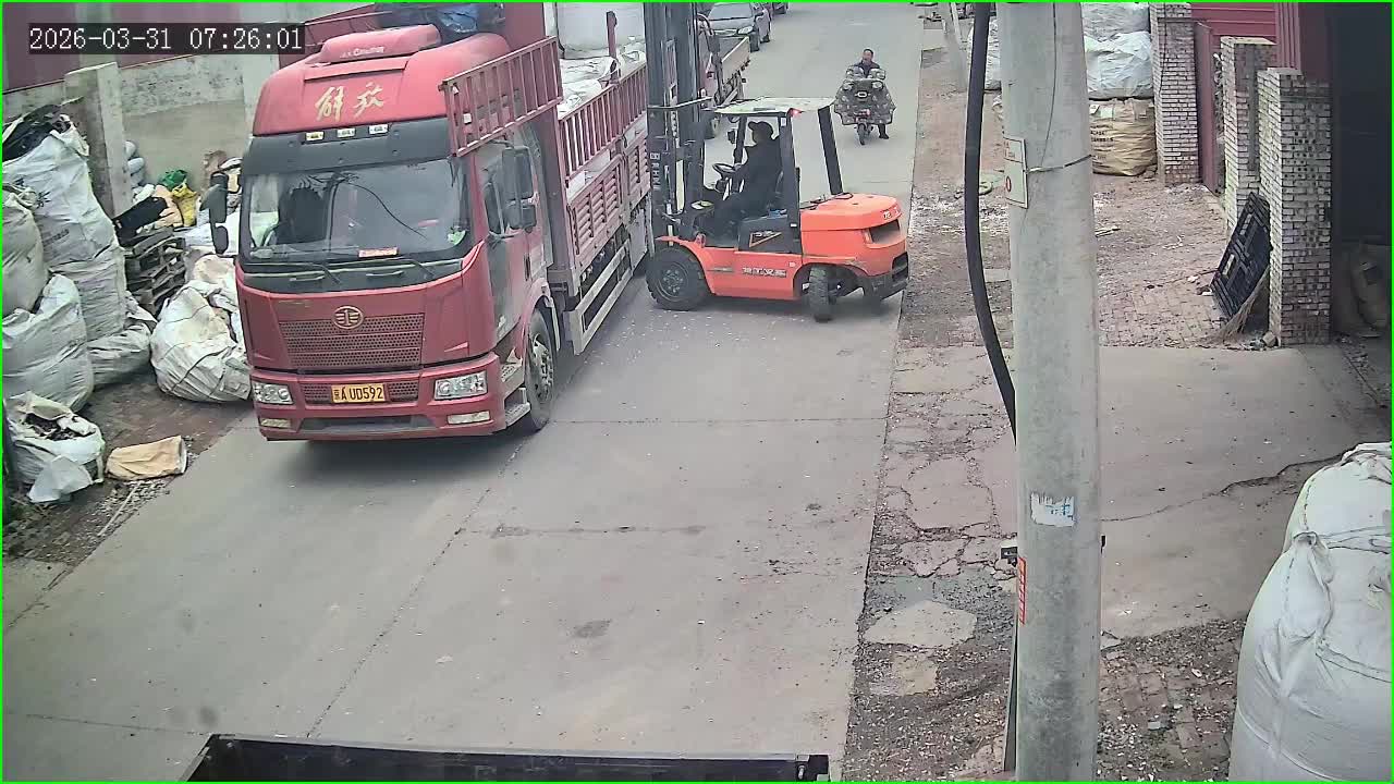 Forklift tips over while unloading container from truck in Hebei, China