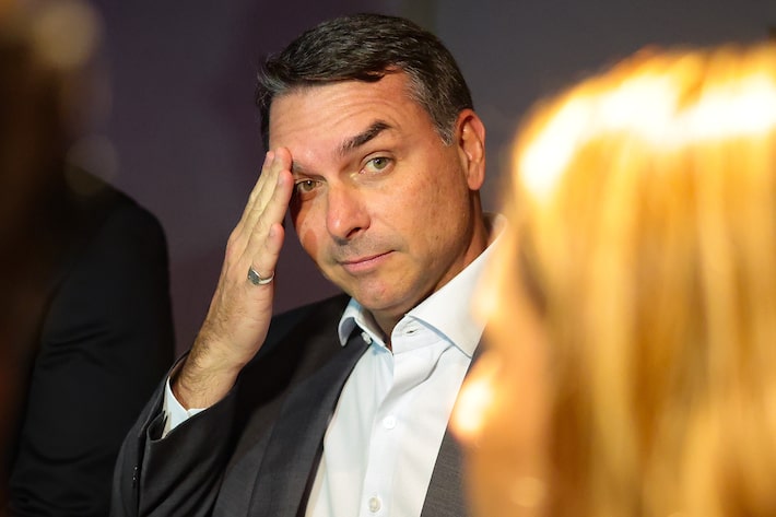 O senador Flávio Bolsonaro viajou em jatinho de amigos com a família Foto: Pedro Kirilos / Estadão