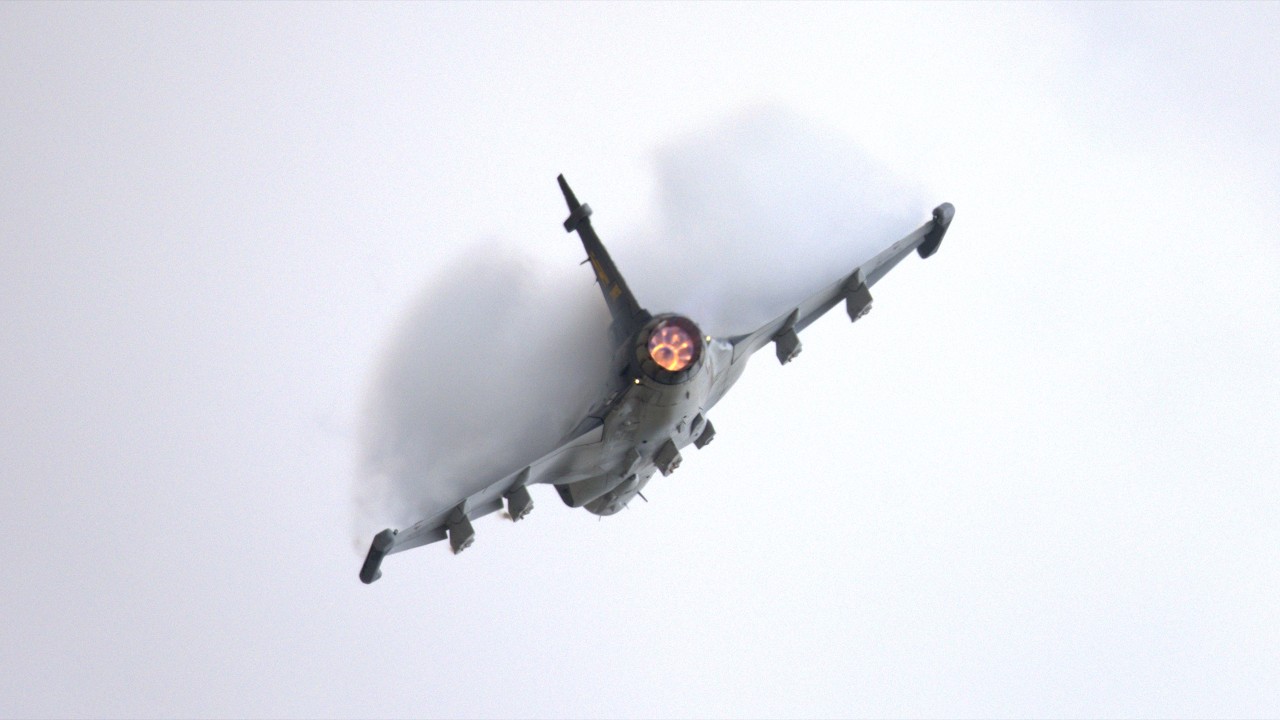 Watch this fighter jet pull violent turns - 