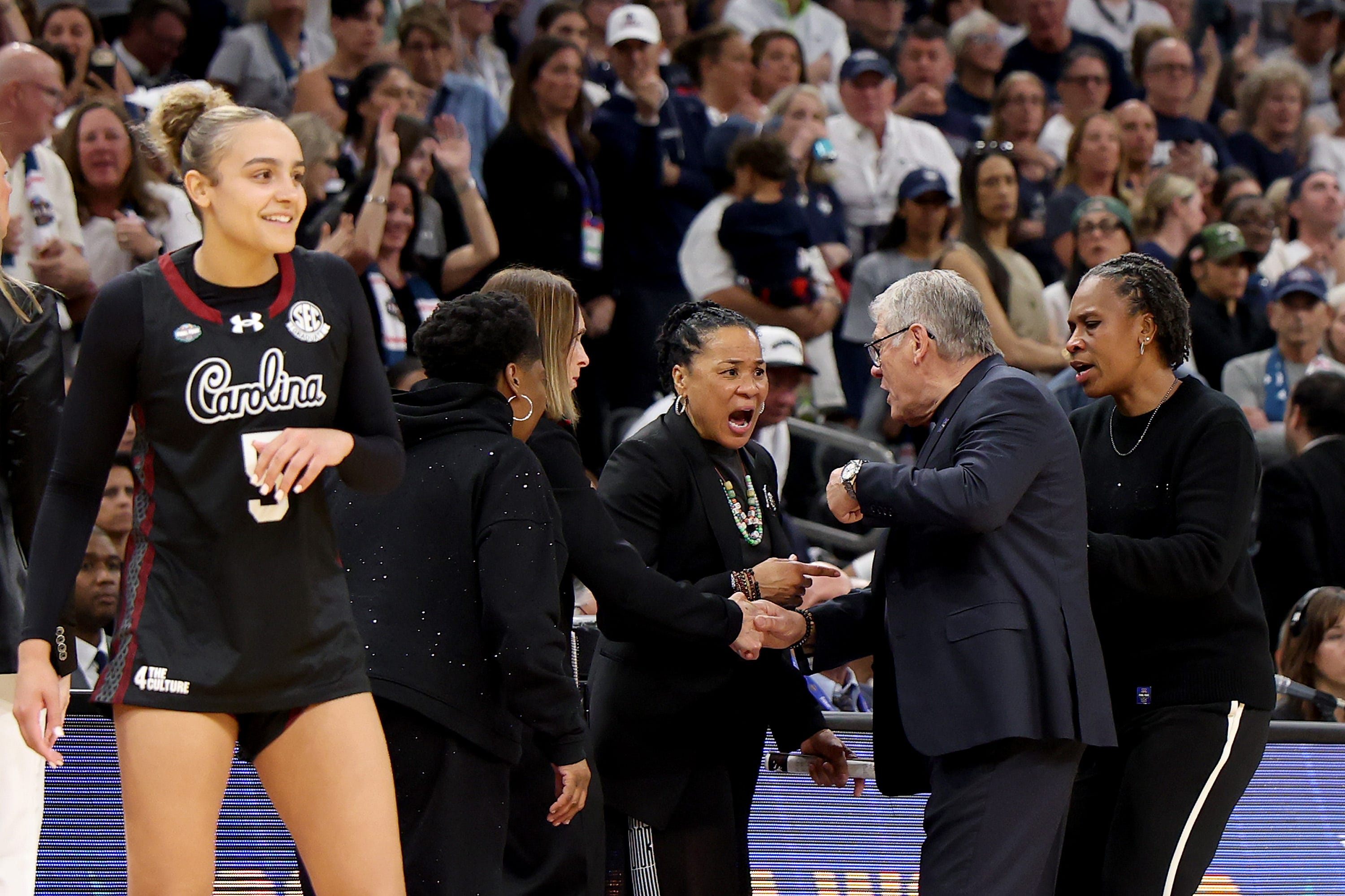 Geno Auriemma, Dawn Staley separated during heated postgame handshake after UConn loss<br><br>