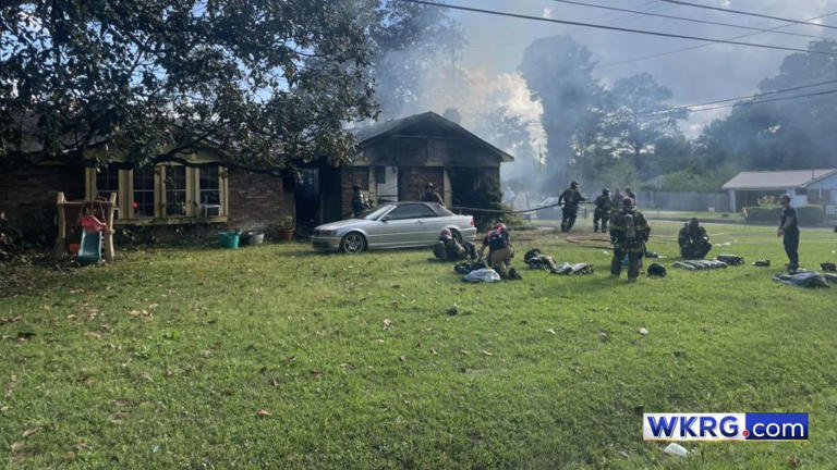 Mobile firefighters battle house fire (updated)