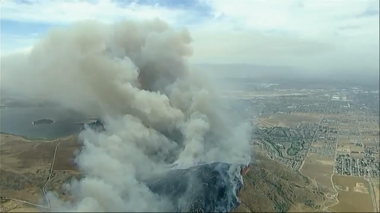 A fast-growing wildfire in windy Southern California triggers evacuations<br><br>