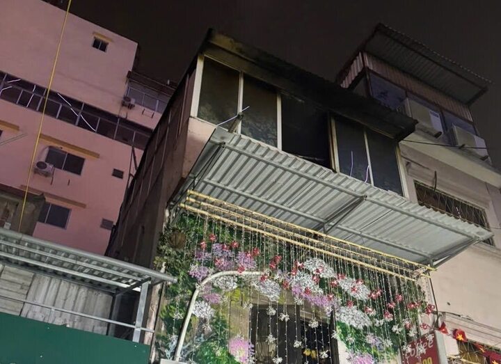 Cháy nhà do nấu ăn, 2 thành viên cứu hỏa bị ngạt khói