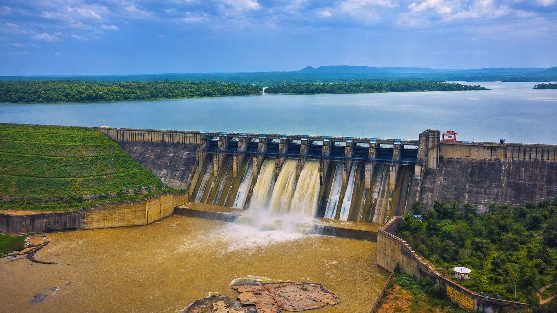 Water stroomt van grote dam in Shivpuri