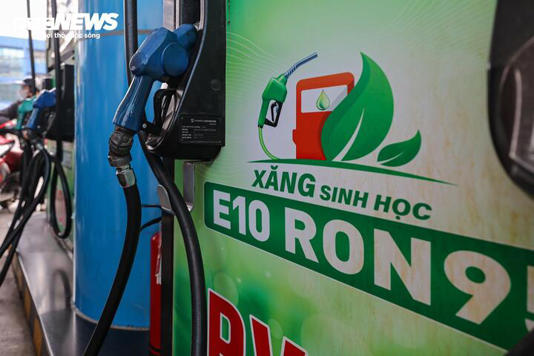 Các cột bơm xăng E10 ngày càng xuất hiện nhiều trên các cây xăng ở Hà Nội. (Ảnh: Minh Đức)