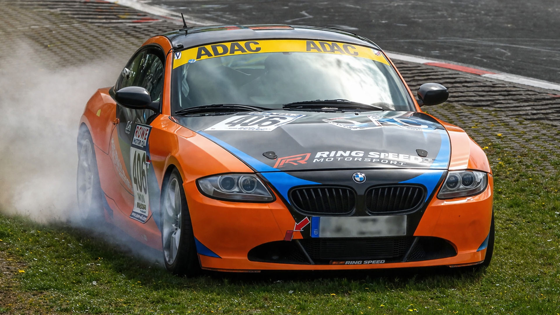 Auto’s schieten van de baan na agressief rijgedrag op de Nürburgring ...