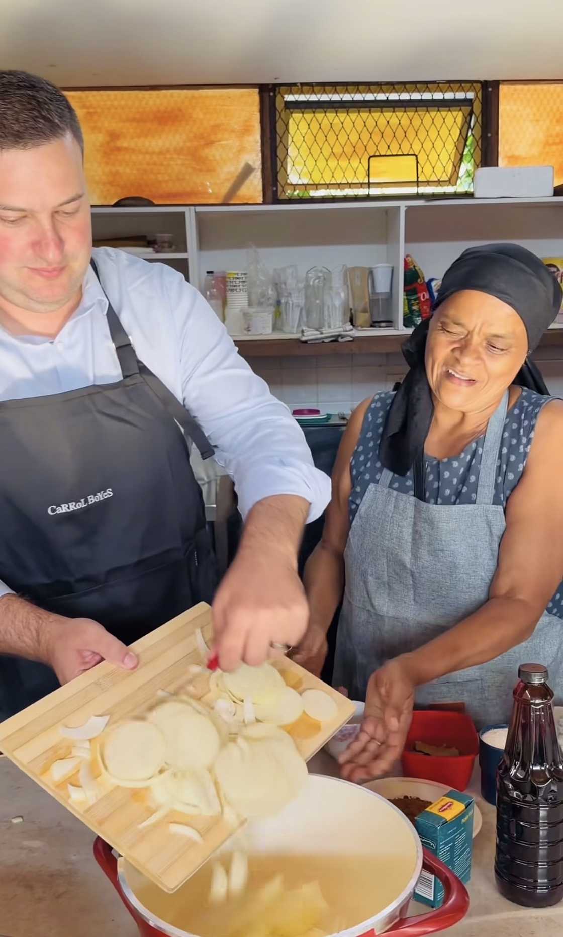 Cape Town mayor learns to make pickled fish from a community legend