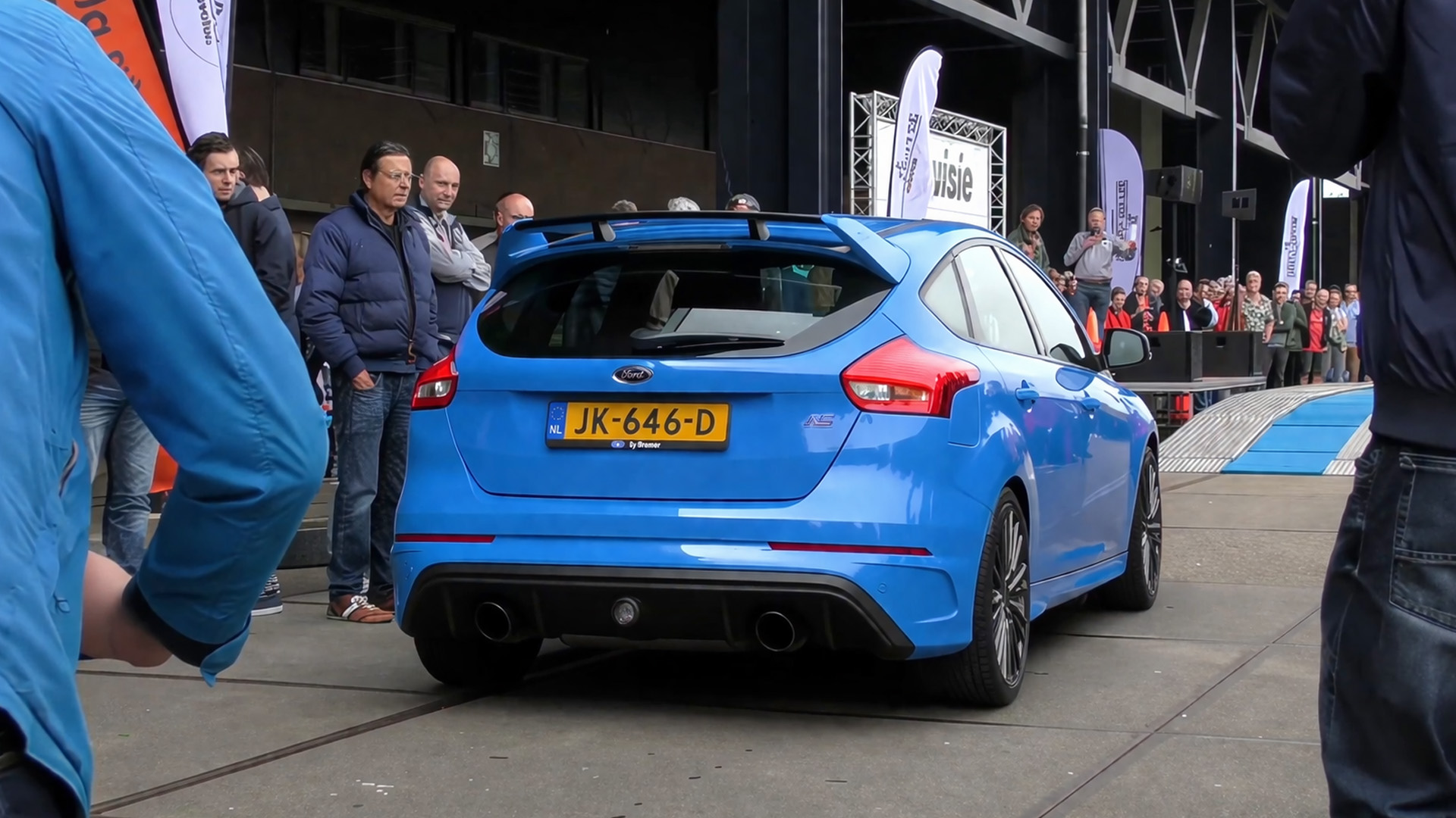 Ford Focus RS delivers insane exhaust pops in public