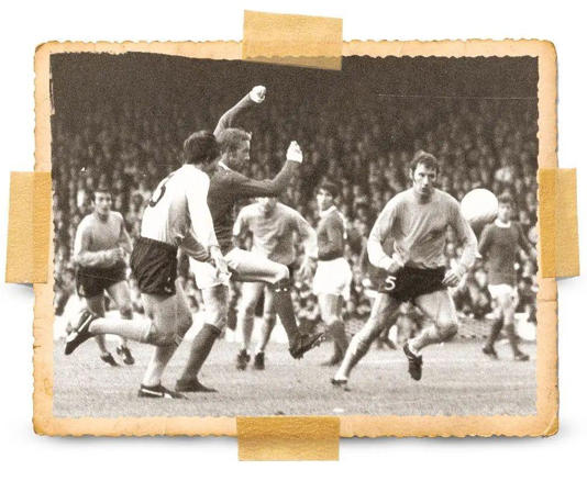 كانت بطولة كأس واتني مسابقة ما قبل الموسم من عام 1970 إلى عام 1973 والتي ضمت الفرق الأعلى تسجيلاً من الأقسام الأربعة الأولى