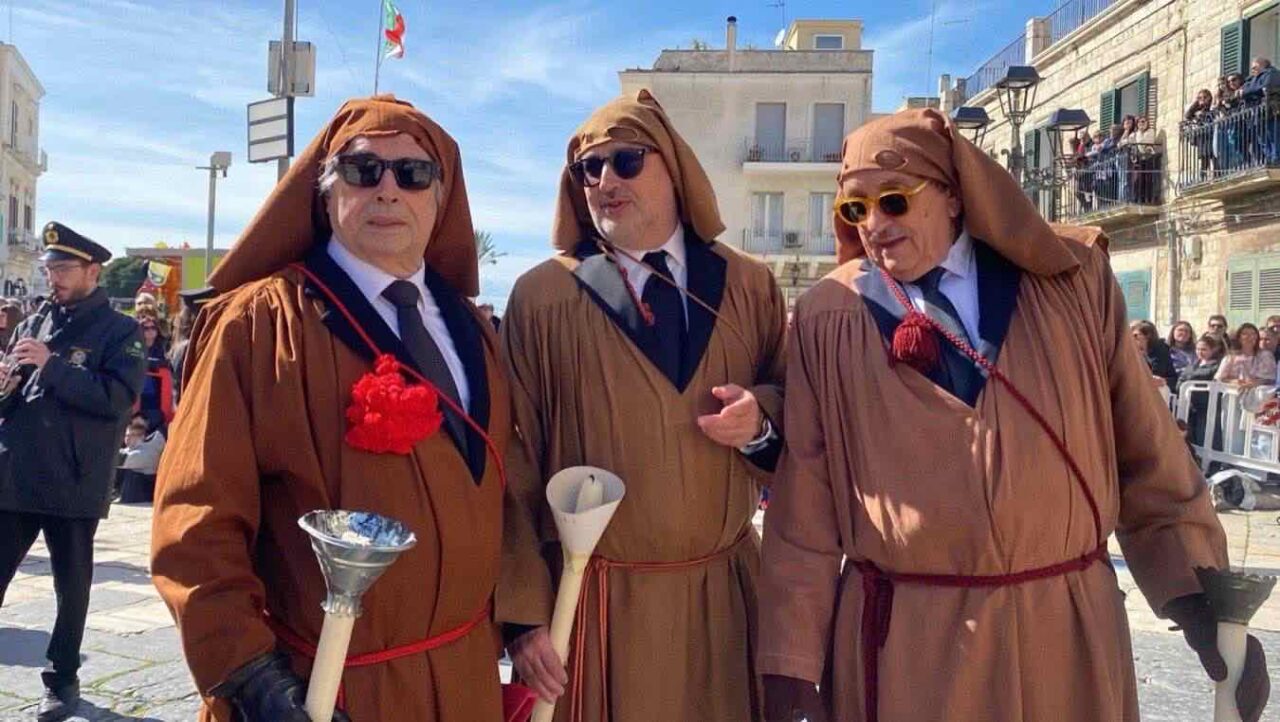 ANSA/Alba Di Palo | Il maestro Riccardo Muti, tra i componenti dell’arciconfraternita di “Santo Stefano dal sacco rosso”, partecipa alla processione dei cinque Misteri a Molfetta, in provincia di Bari, 3 aprile 2026|ANSA/Alba Di Palo | Il maestro Riccardo Muti, tra i componenti dell’arciconfraternita di “Santo Stefano dal sacco rosso”, partecipa alla processione dei cinque Misteri a Molfetta, in provincia di Bari, 3 aprile 2026