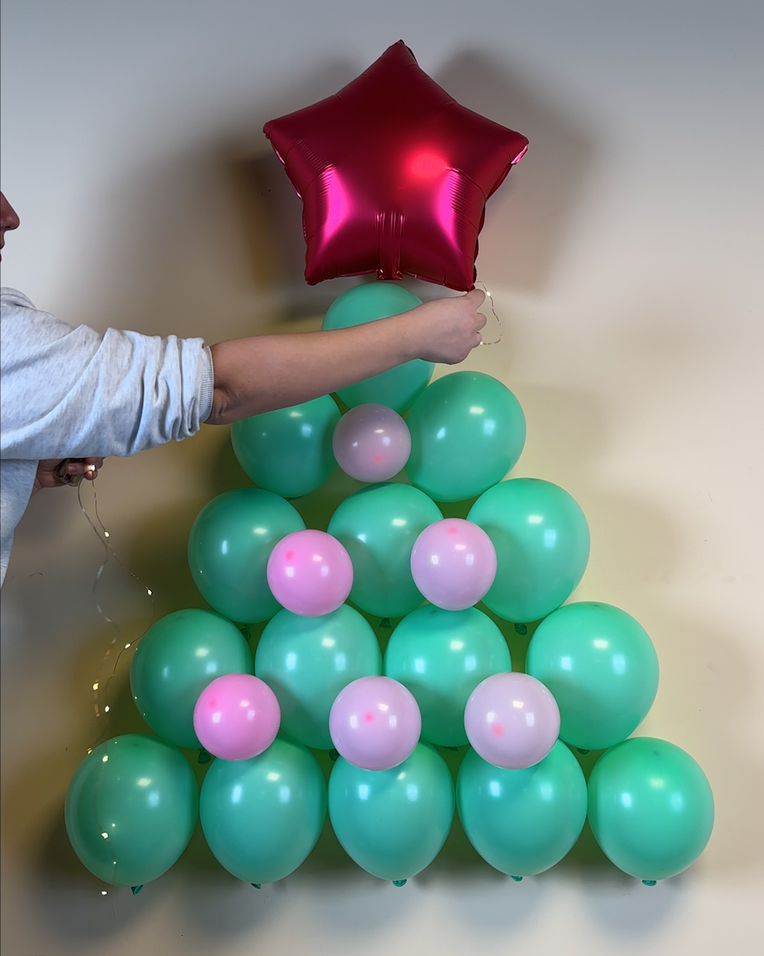 Transform balloons into a Christmas tree 🎄🎈