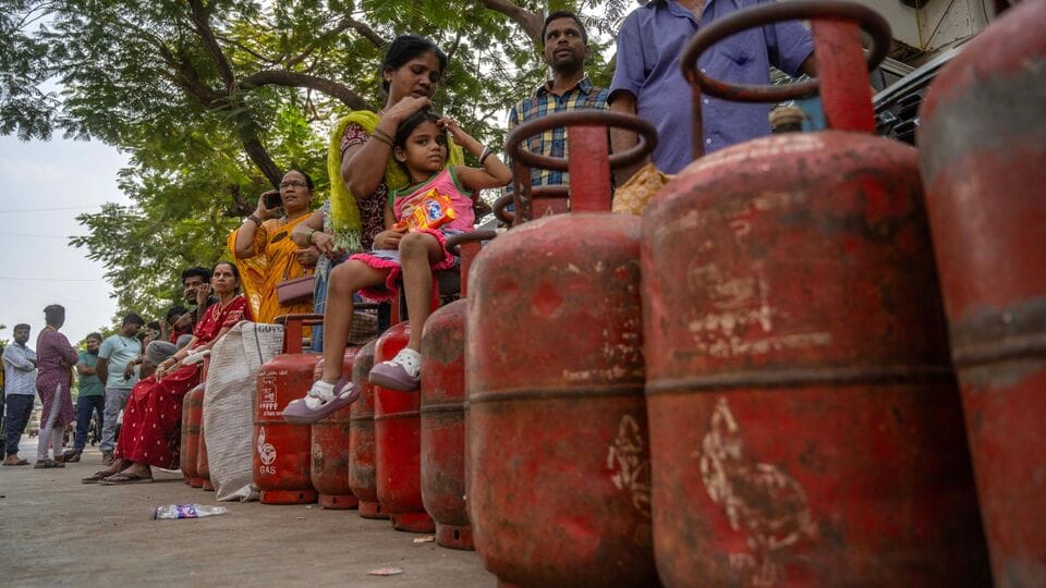 LPG cylinder price on 4 April: Check domestic and commercial gas rates ...