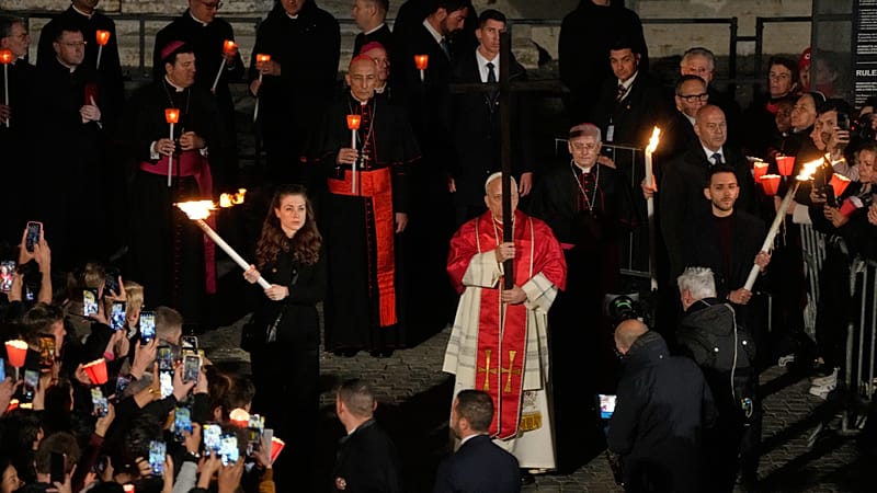 El papa León XIV lleva la cruz por las 14 estaciones del Vía Crucis en ...