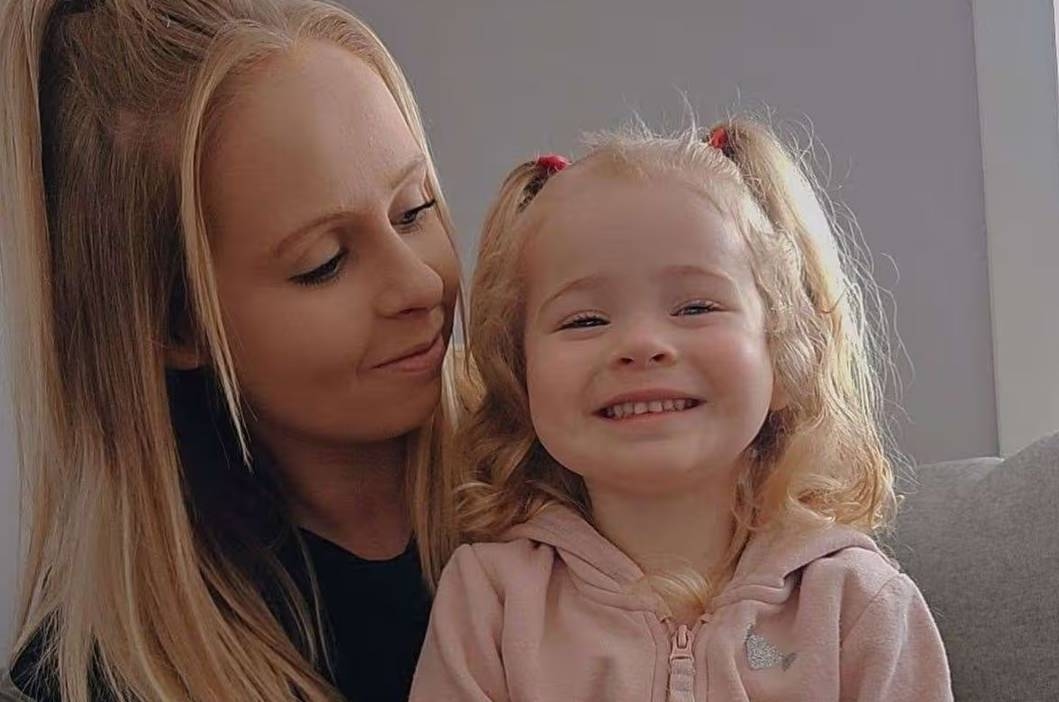 Cú sốc của người mẹ có con gái 3 tuổi bị bệnh viêm khớp