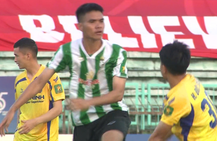 Hà Đức Chinh nổi nóng, lãnh thẻ đỏ trên sân Long An