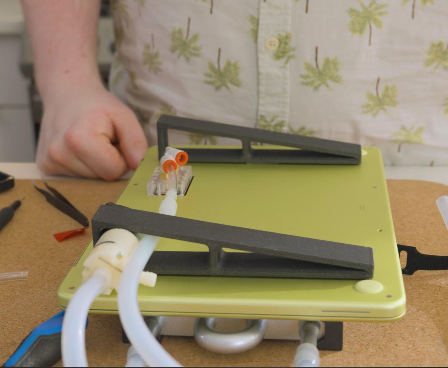 Así es el primer MacBook Neo del mundo con refrigeración líquida