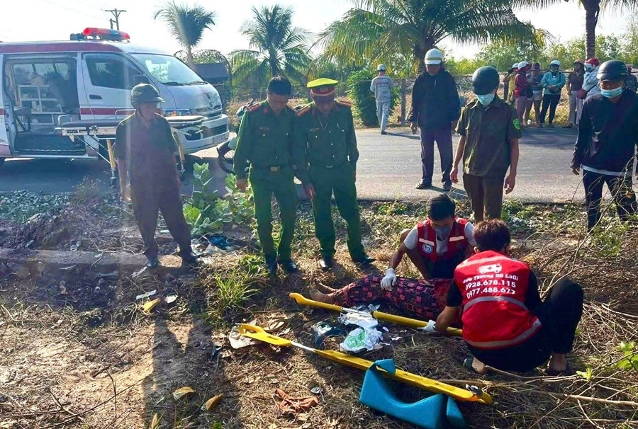 Công an đưa người bán vé số ngất xỉu đi cấp cứu, bán giúp hàng trăm tờ còn lại