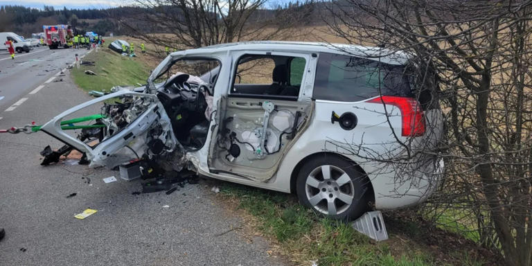 Frontal-Crash in Kärnten: Zwei Personen am Karsamstag eingeklemmt