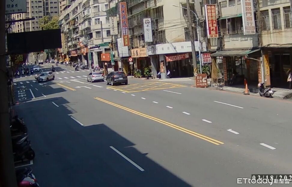 行人地獄! 婦斑馬線上被休旅車撞飛「倒地哀嚎」恐怖畫面曝光