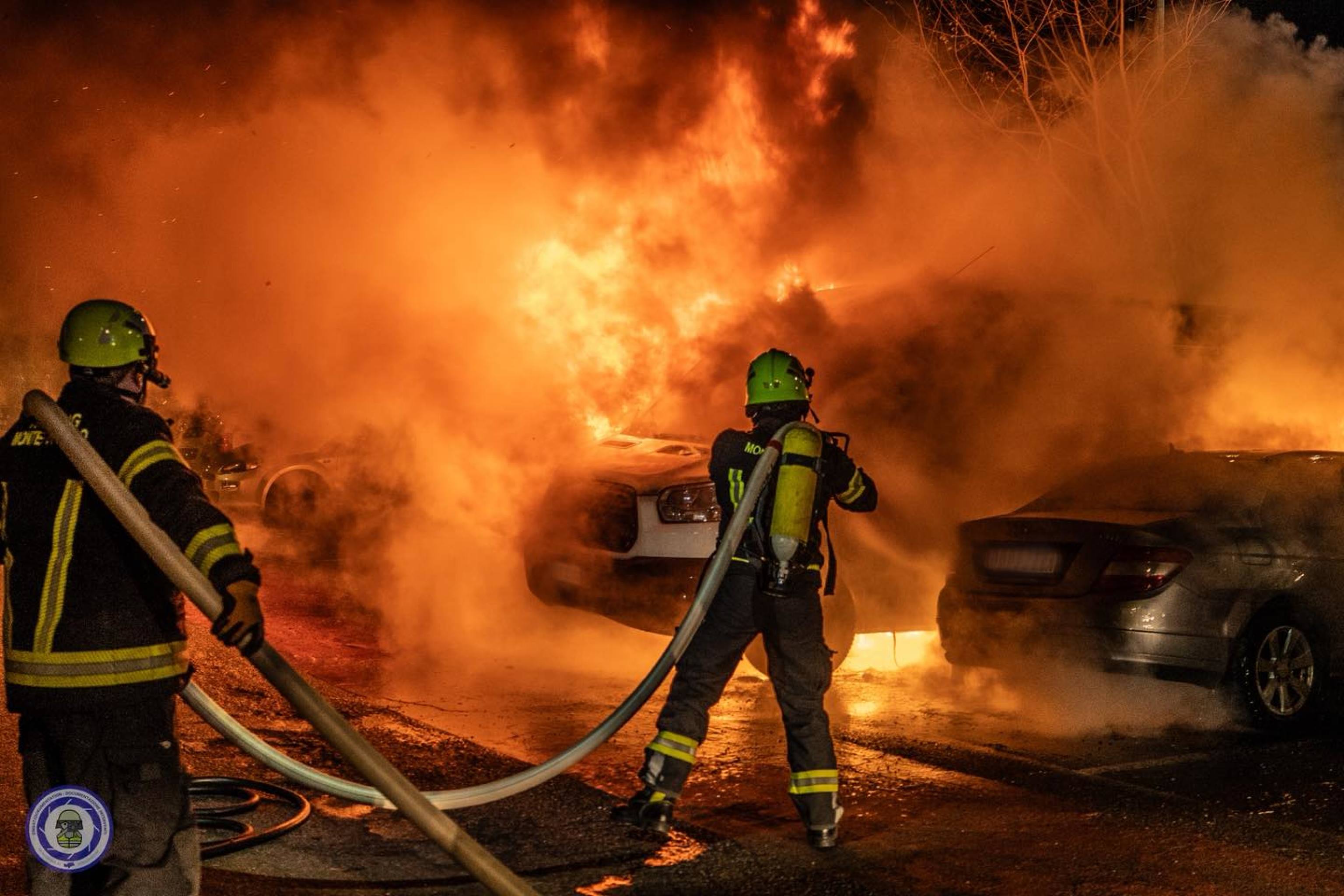Intervento dei vigili del fuoco per auto parcheggiate in fiamme a Sinigo