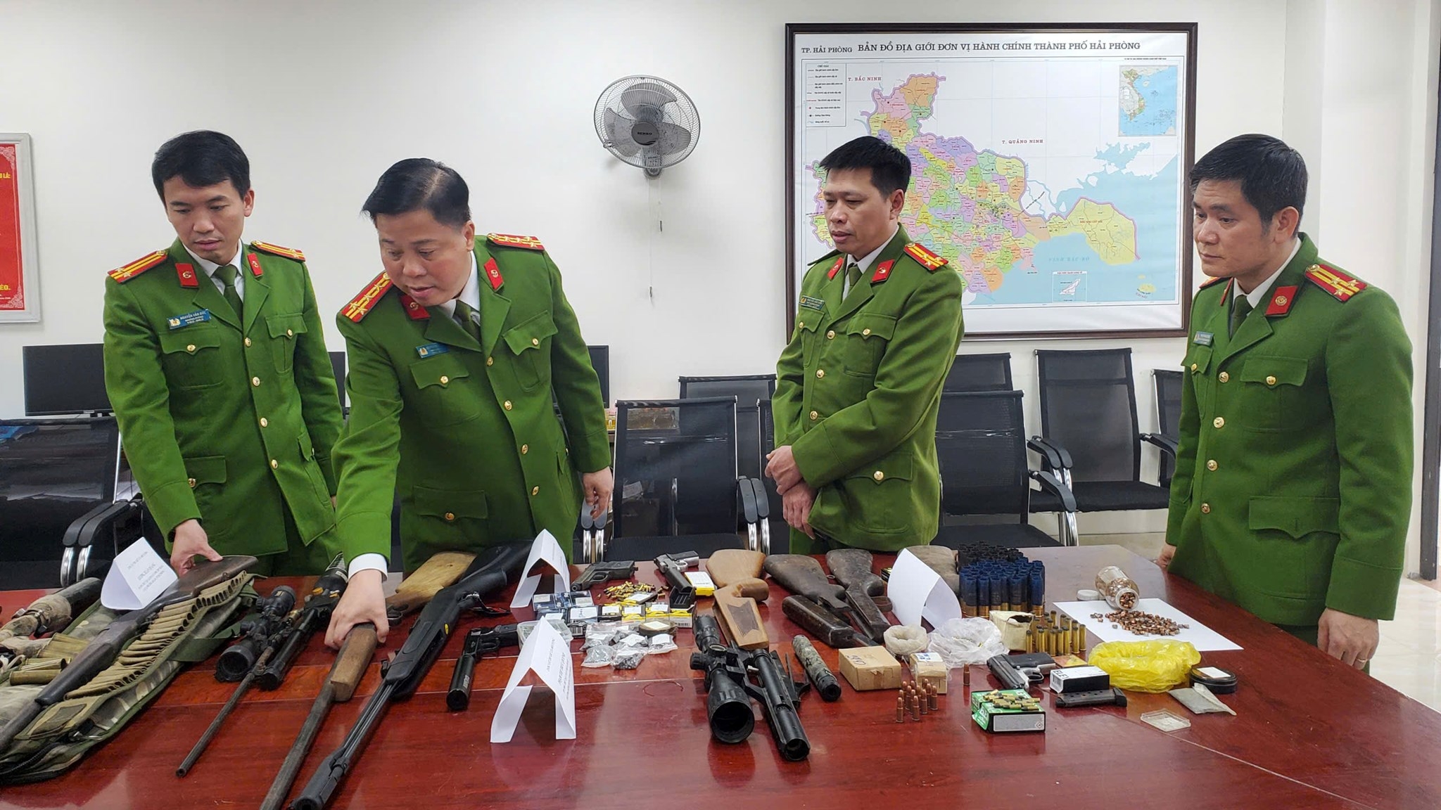 Cựu vận động viên bắn súng điều hành 'công xưởng' chế tạo súng đạn