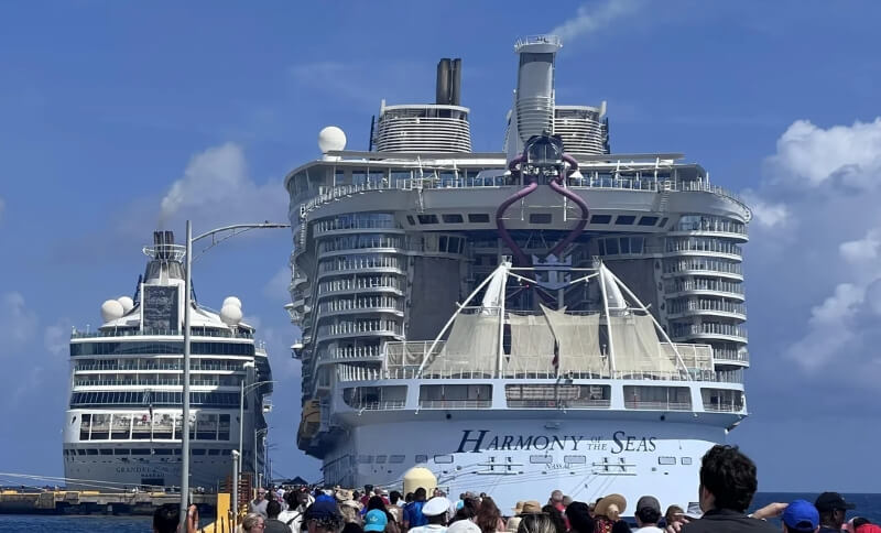 Onlooker shares jarring photo of 20-year-old cruise ship next to modern ...