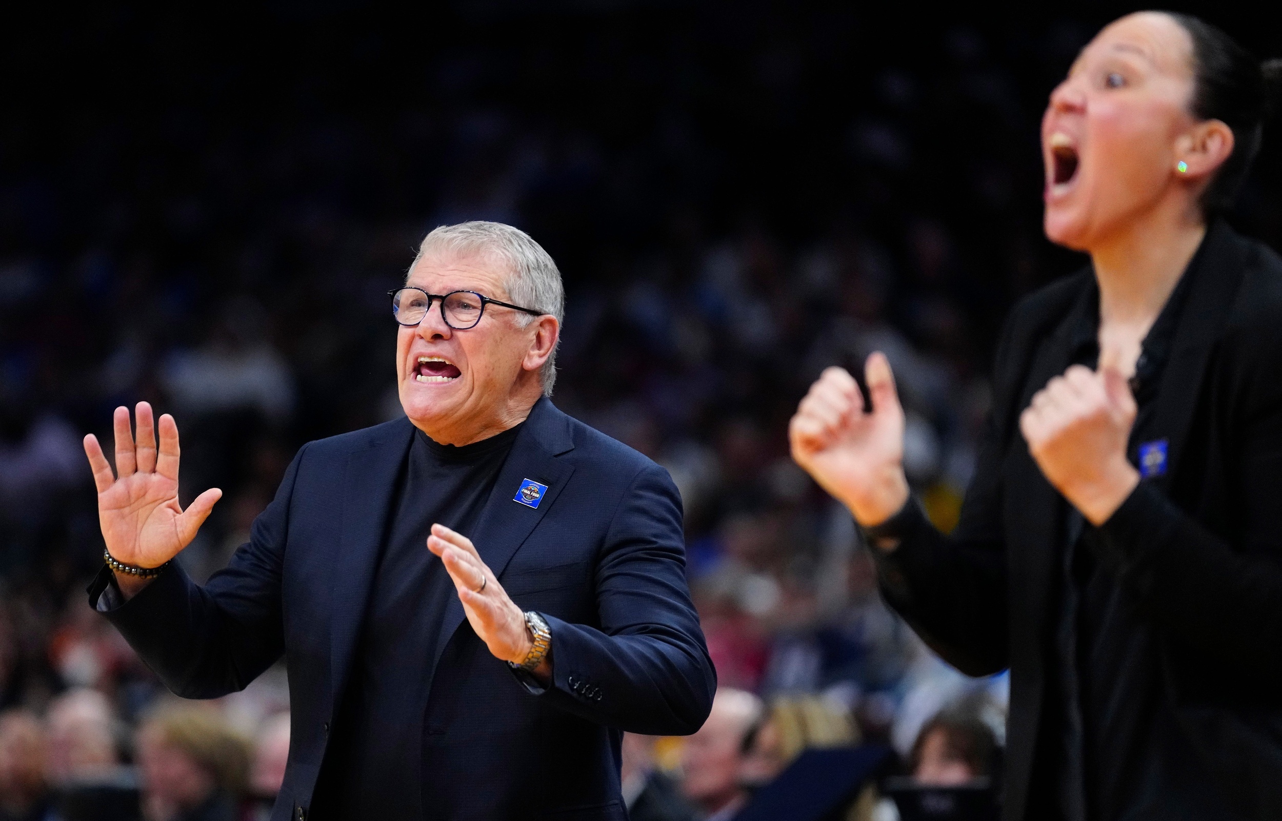 Multiple journalists point out key problem with Geno Auriemma's apology
