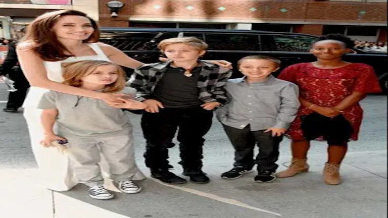 أنجلينا جولي مع أبنائها