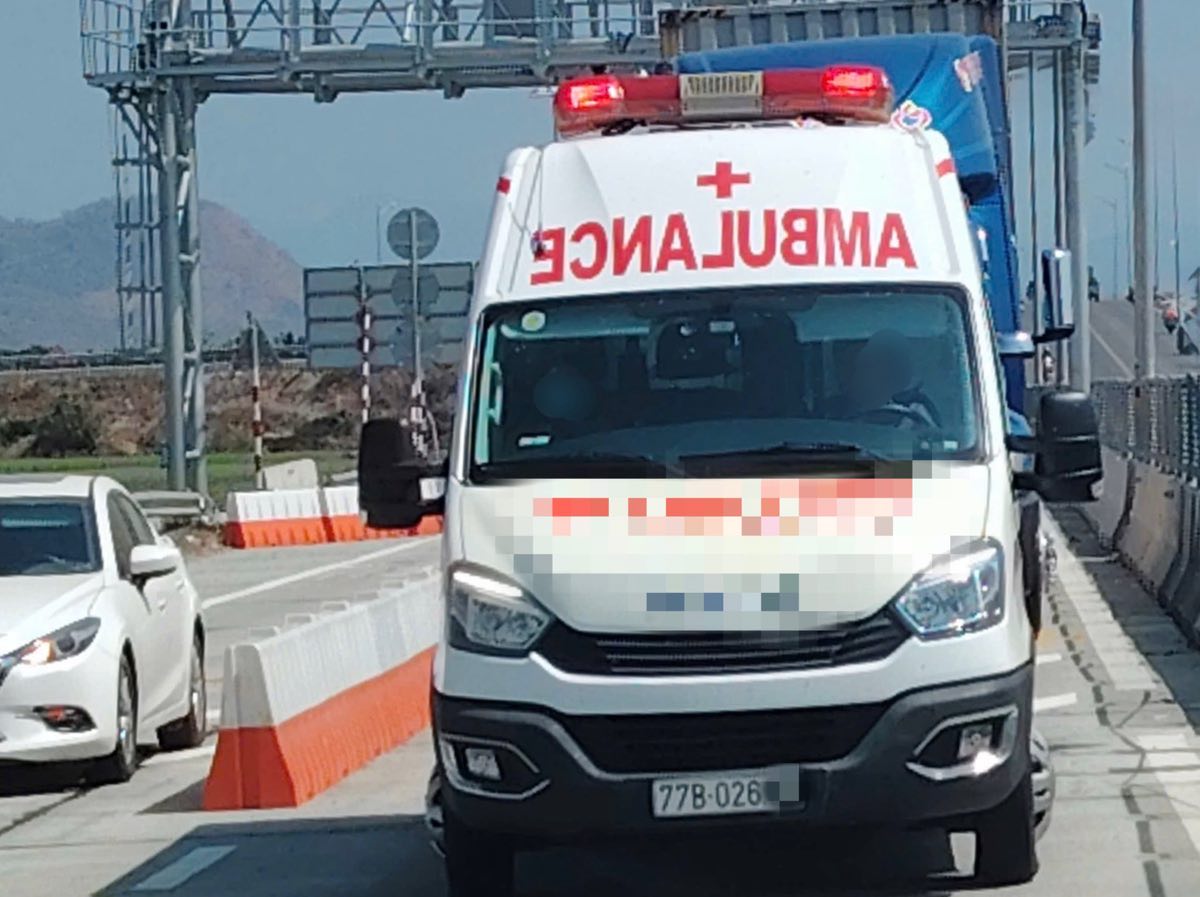 Tạm giữ xe cứu thương không có 2 loại giấy tờ khi lưu thông trên cao tốc