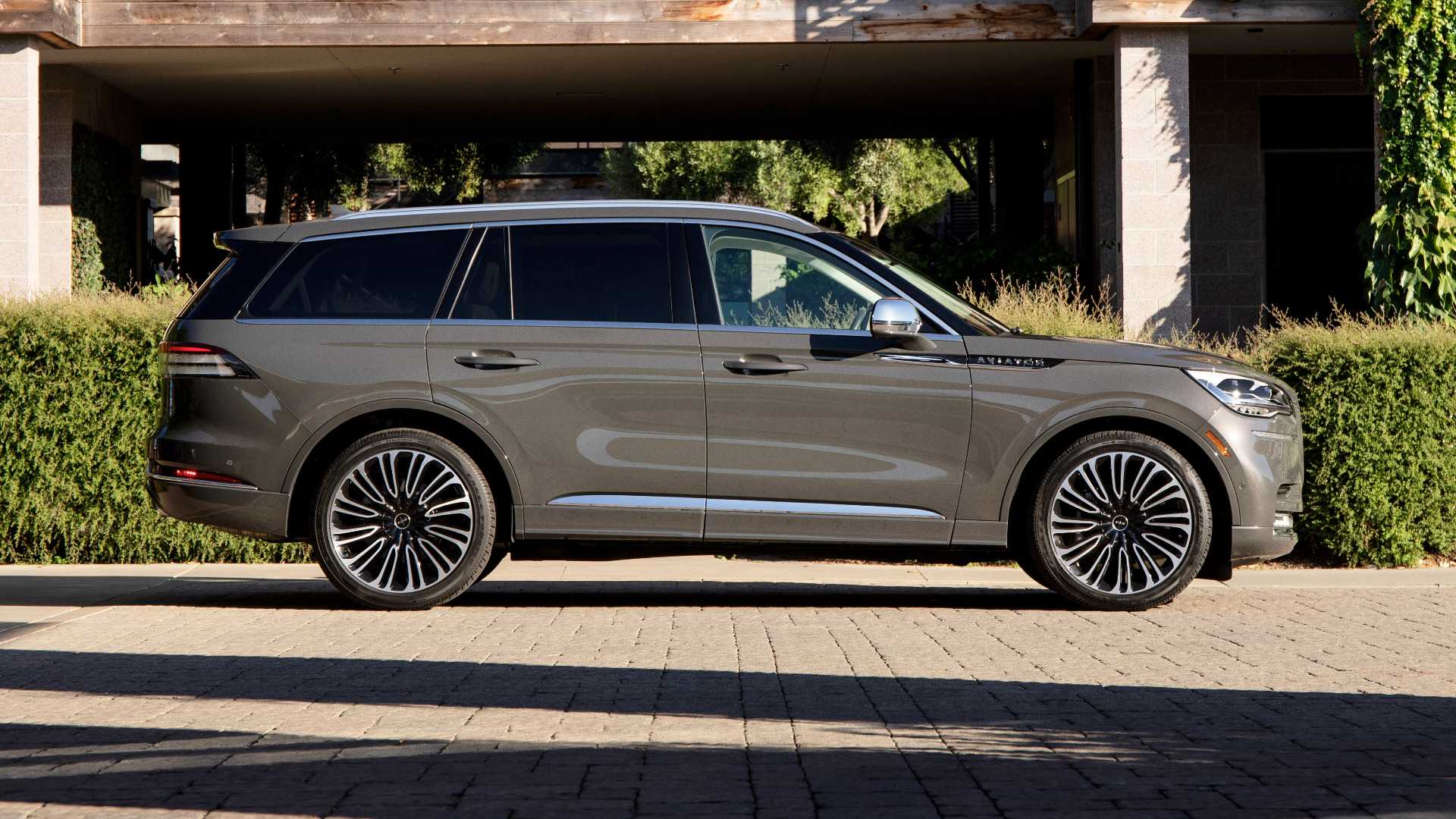 2020 Lincoln Aviator side profile