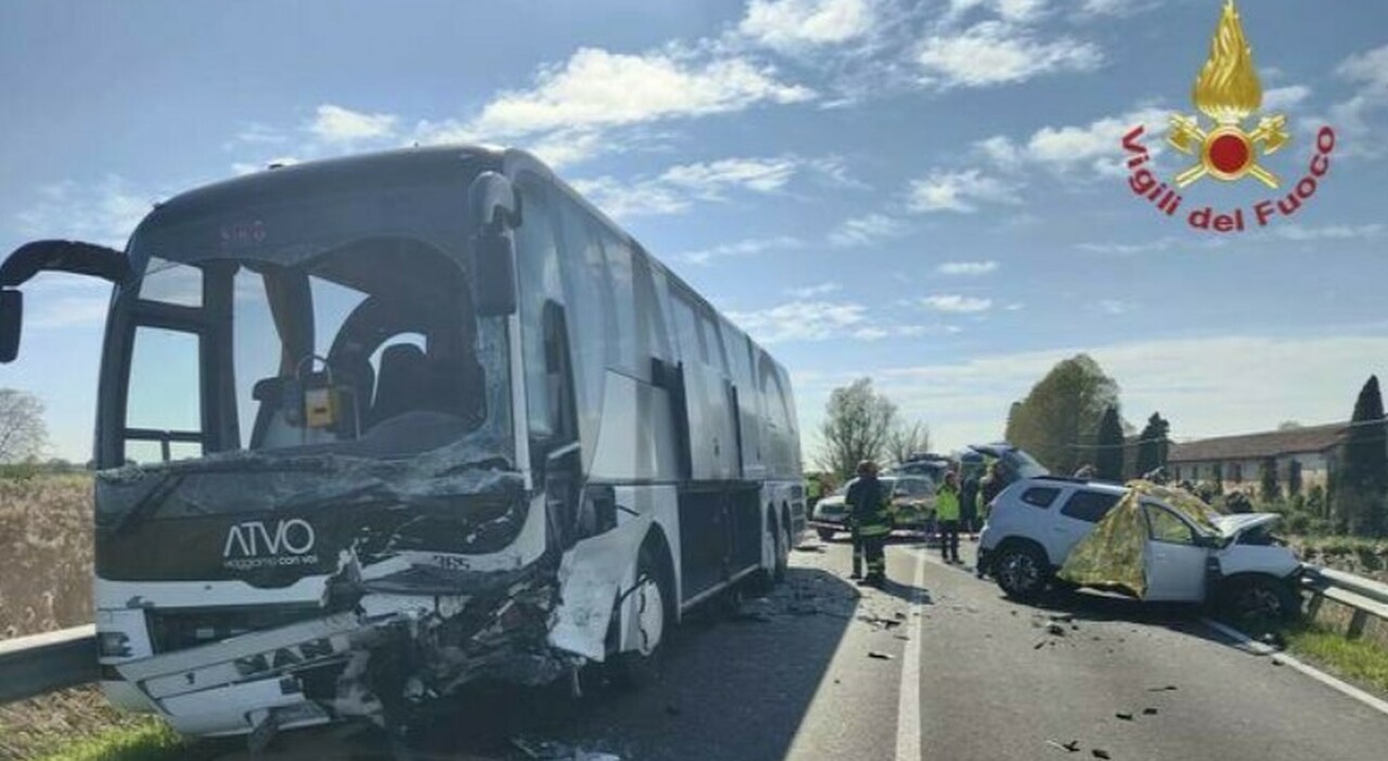 Auto si schianta contro un bus con 50 persone a bordo: un morto e ...
