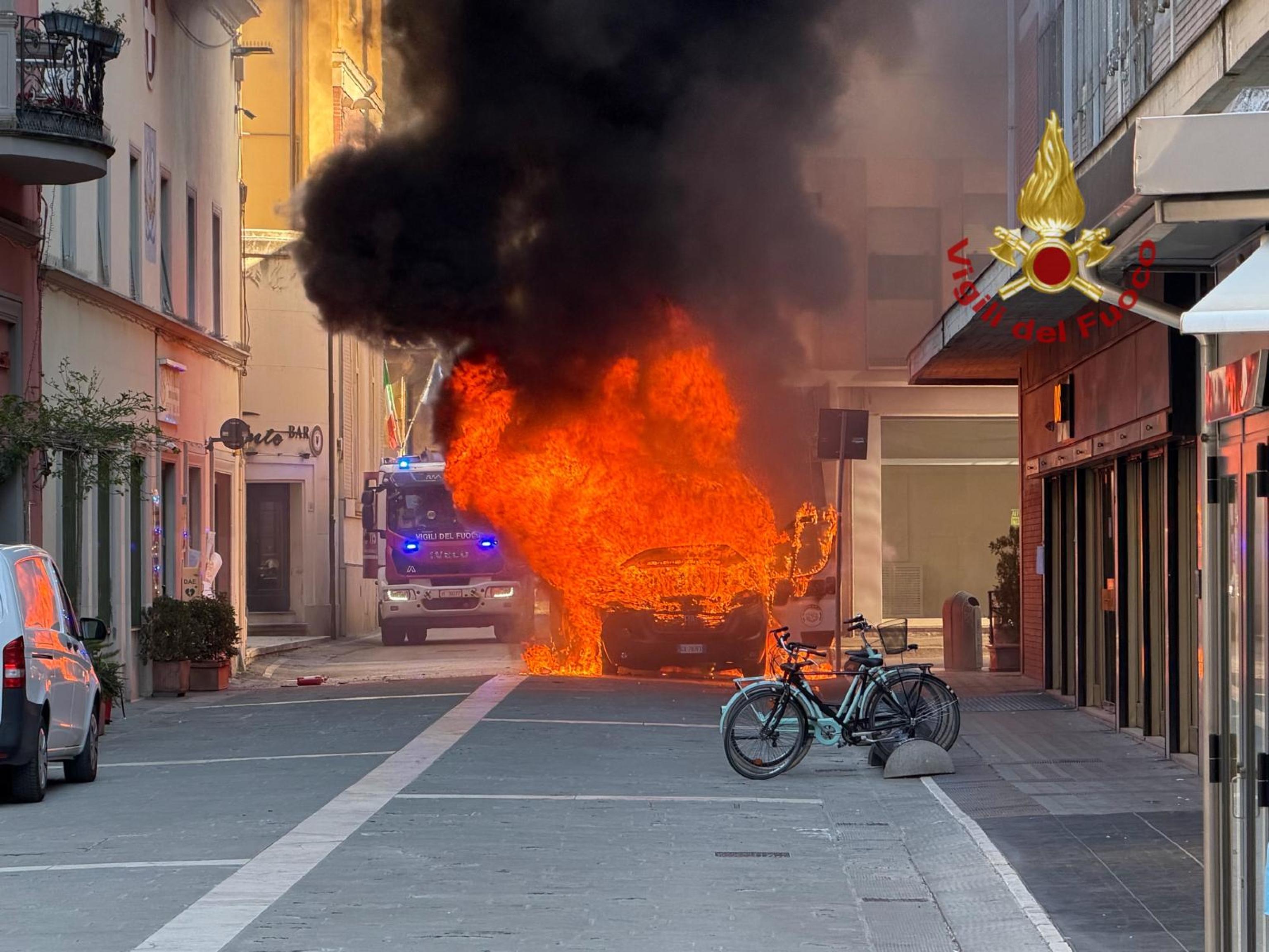 Ambulanza prende fuoco ad Arezzo, tre volontari intossicati