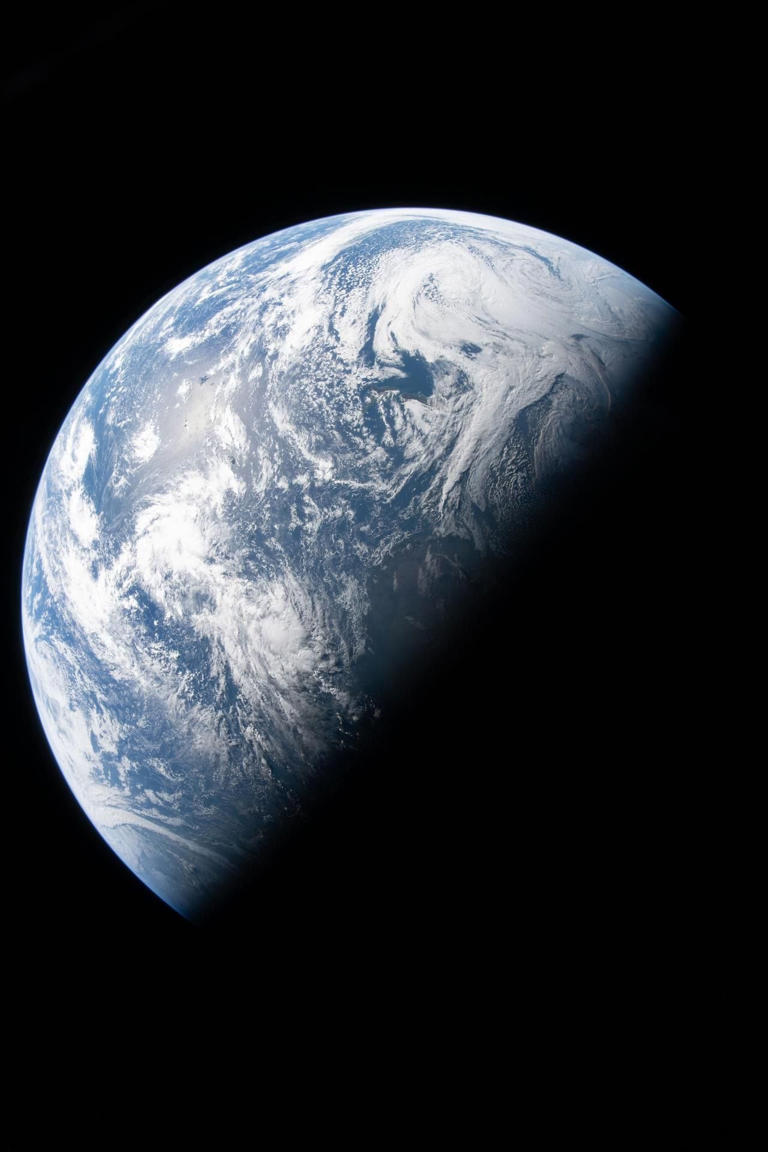 Le prime immagini di Artemis II della Terra: esseri umani non la vedevano da così lontano da oltre 50 anni