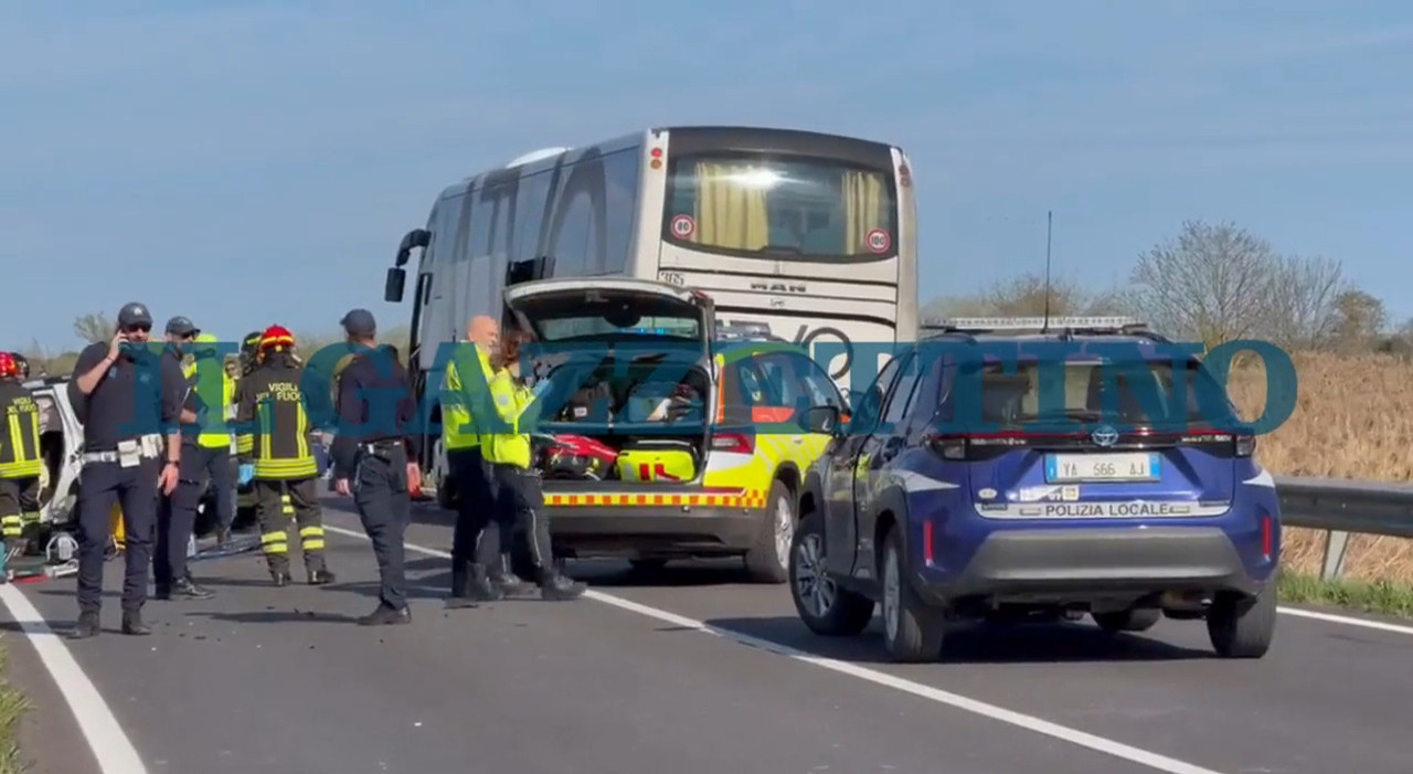 Incidente tra un autobus con 50 passeggeri a bordo e un'auto, un morto ...