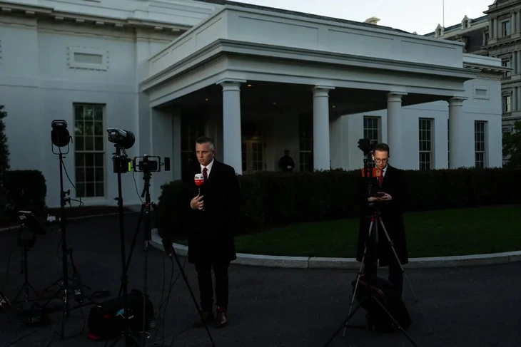 Nhà Trắng cấm nhân viên dùng thông tin mật trong cuộc chiến với Iran để đặt cược