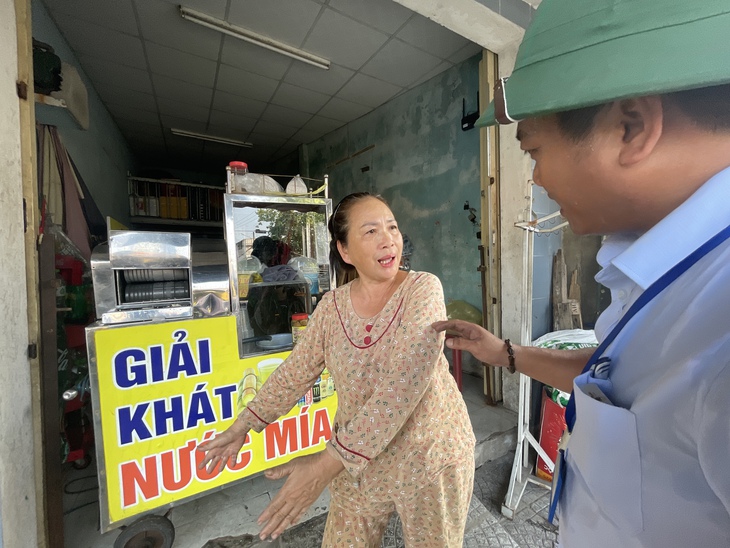 Xử lý vỉa hè ở Đà Nẵng: Người dân gom đồ đạc khi lực lượng chức năng tới