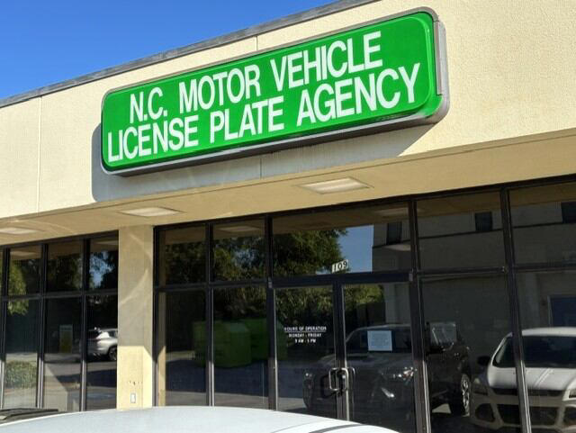 License plate agency closes due to staffing, confusing sign prompts ...