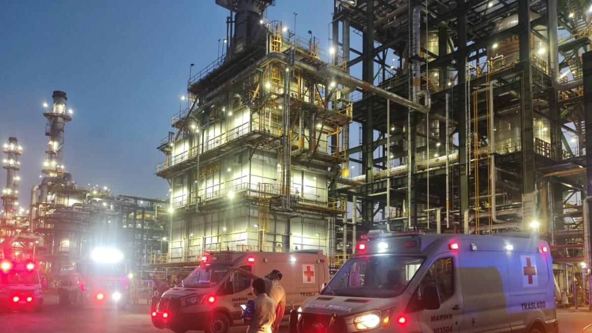Semar apoya en sofocar incendio en refinería Olmeca Dos Bocas