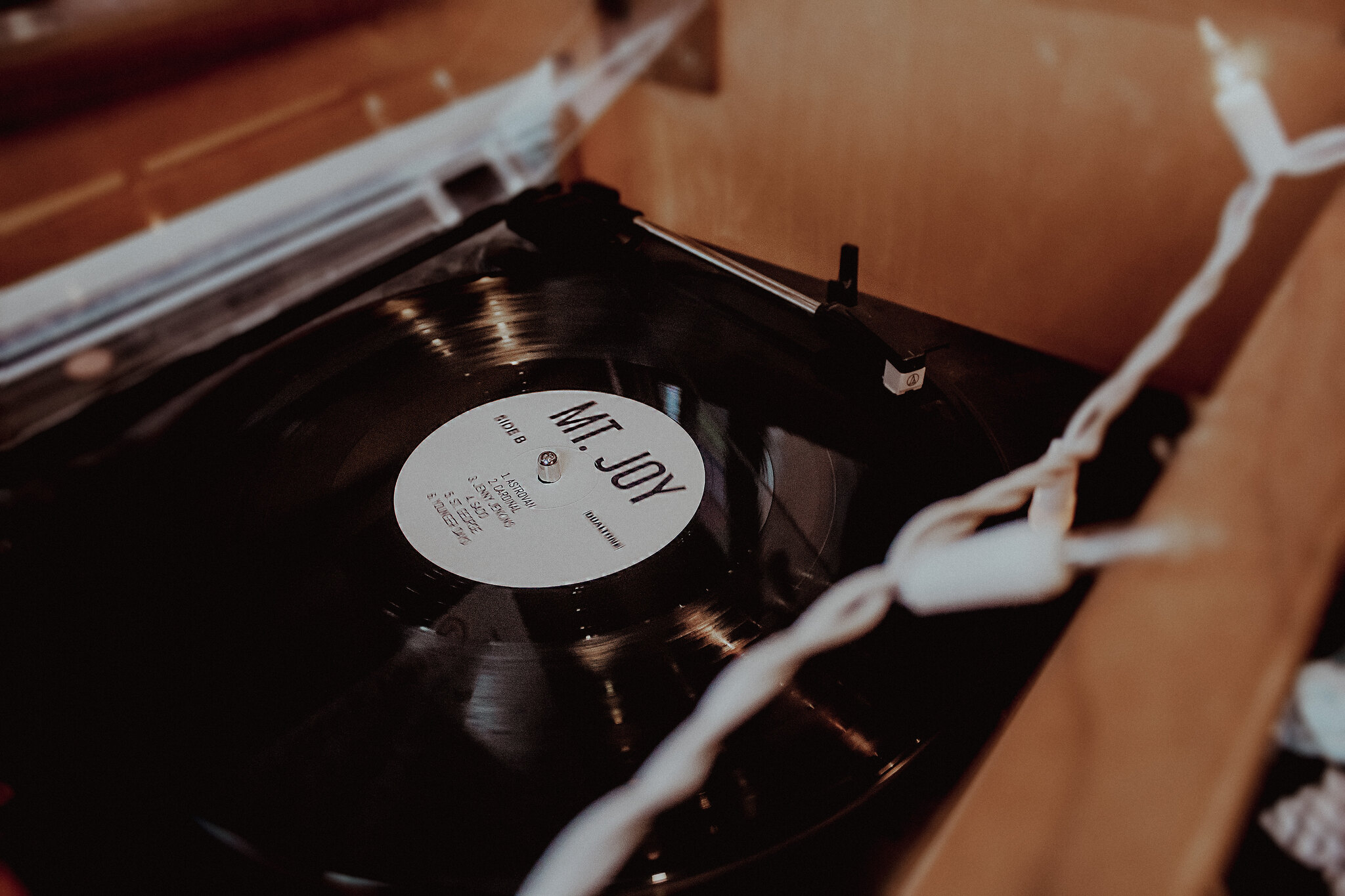 20 creative uses for old record players in home décor